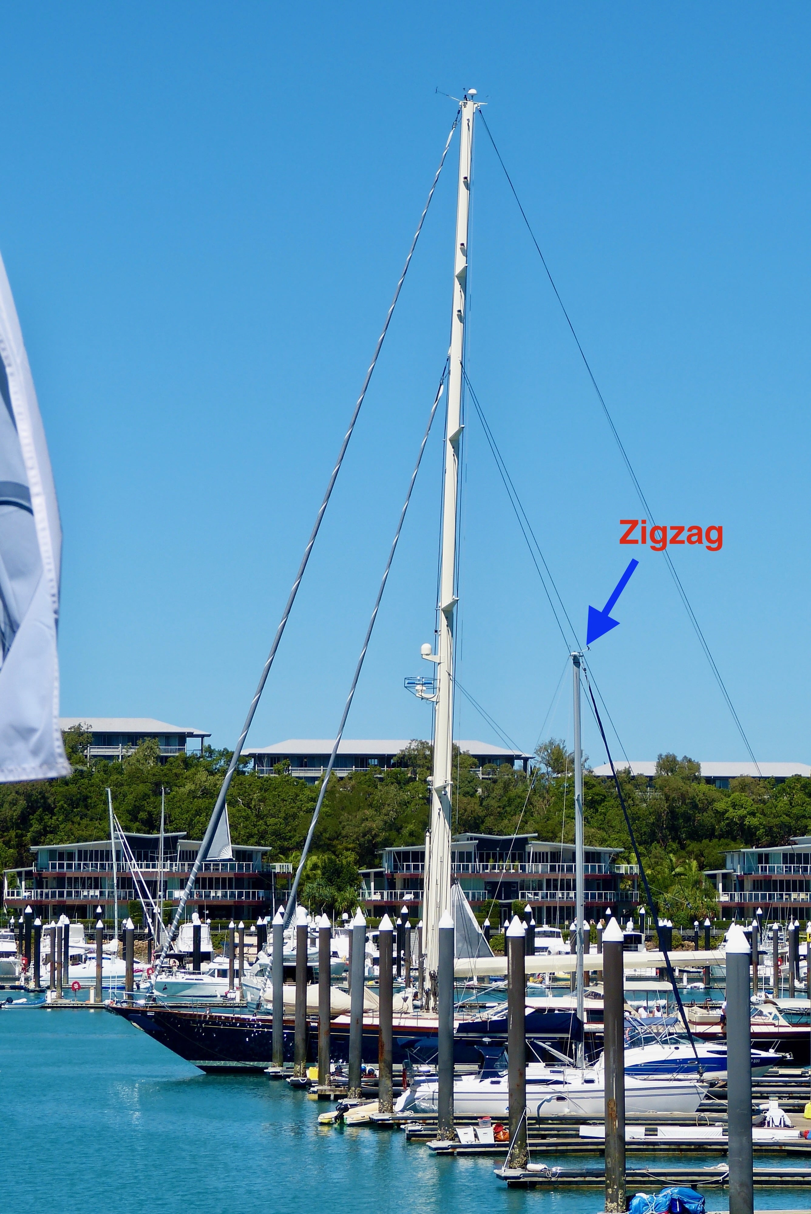 Zigzag neben dem blauen Riesen